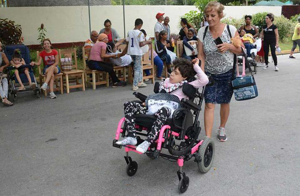 Cuba: Reconocen como empleo el servicio de cuidados para familias de hijos en situación de discapacidad severa