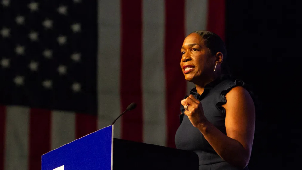 Key U.S. Senate primary heats up Illinois politics