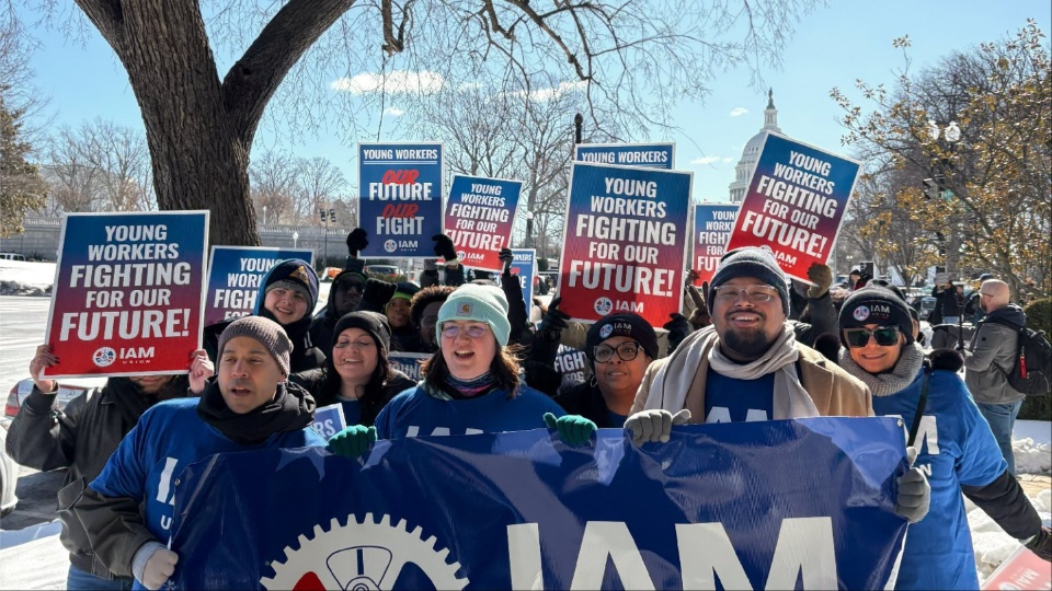 Young unionists brave cold in march on Congress