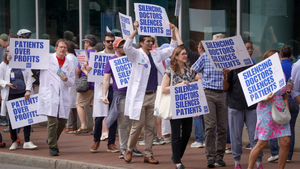 Drive underway to unionize 10,000 doctors on West Coast
