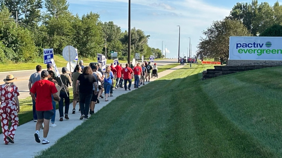 Iowa Novolex workers on strike against stagnant wages