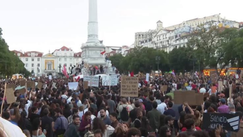 Portuguese workers flood the streets to demand an end to austerity